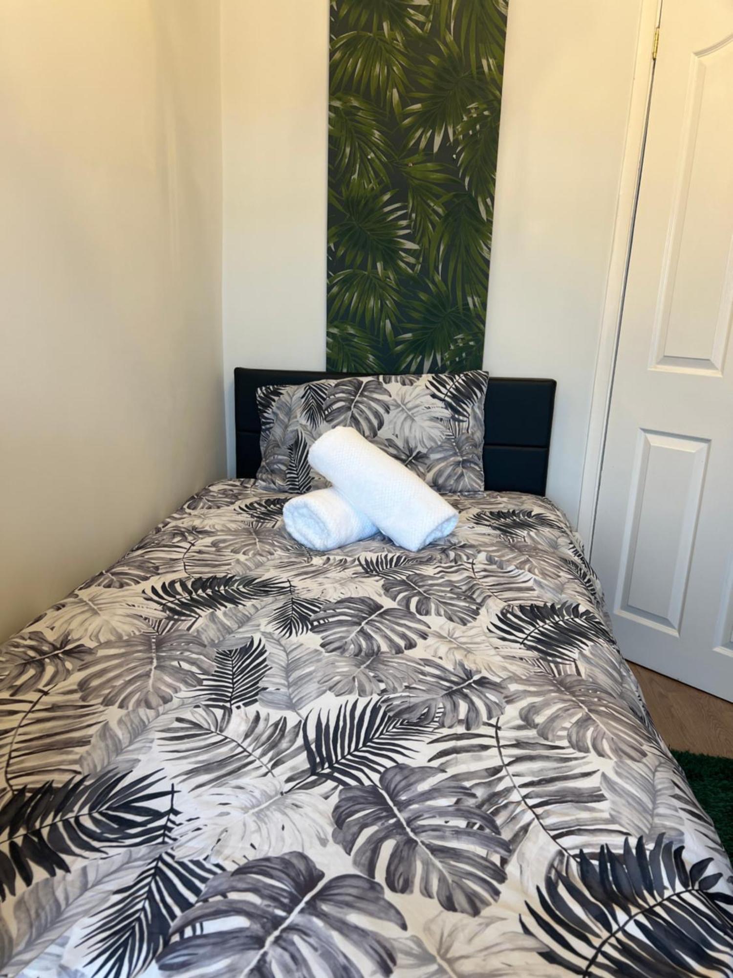 Double Room In Great Barr Near M5 - M6 - Parking - Tv Bed-Garden Бірмінгем Екстер'єр фото